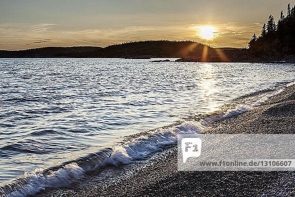 Kieselstrand am Lake Superior bei Sonnenuntergang  in der Nähe von Terrace Bay; Ontario  Kanada