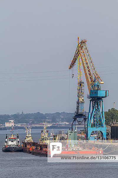 Seeschiff für den Transport von Windturbinenbeinen vor der Küste von Northumberland; Newcastle Upon Tyne  Tyne and Wear  England