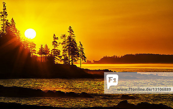 Heller Sonnenaufgang entlang der Küste von Port Clyde; Cushing  Maine  Vereinigte Staaten von Amerika