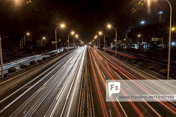 Straßenverkehr bei Nacht; Peking  China