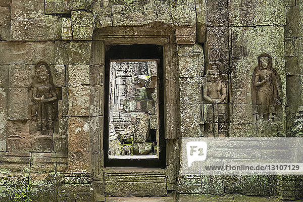 Steintor und Flachreliefs in Ta Som  Angkor Wat; Siem Reap  Provinz Siem Reap  Kambodscha