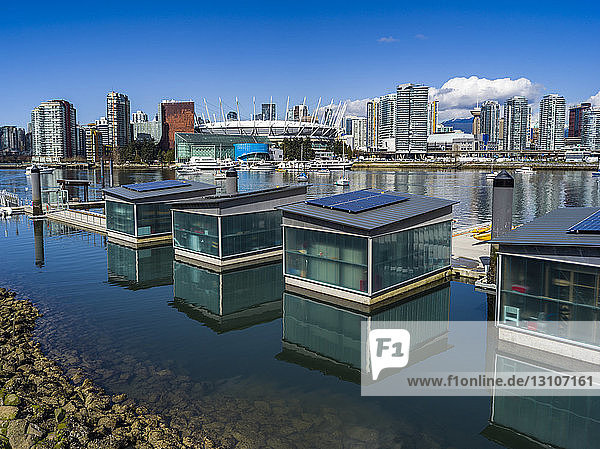 Schwimmende Häuser im Hafen und BC Place im Hintergrund; Vancouver  British Columbia  Kanada