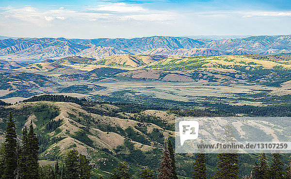 Weite und farbenfrohe Berglandschaft; Utah  Vereinigte Staaten von Amerika