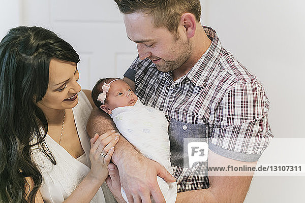 Porträt einer Familie mit einem neugeborenen Mädchen; Surrey  British Columbia  Kanada