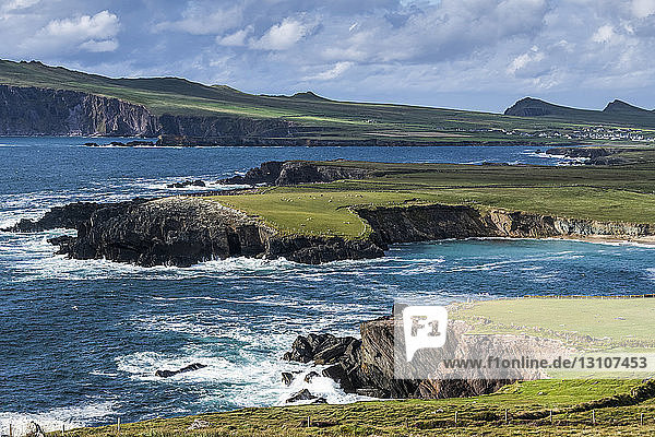 Küstenlinie der Dingle-Halbinsel; Ballyferriter  Grafschaft Kerry  Irland