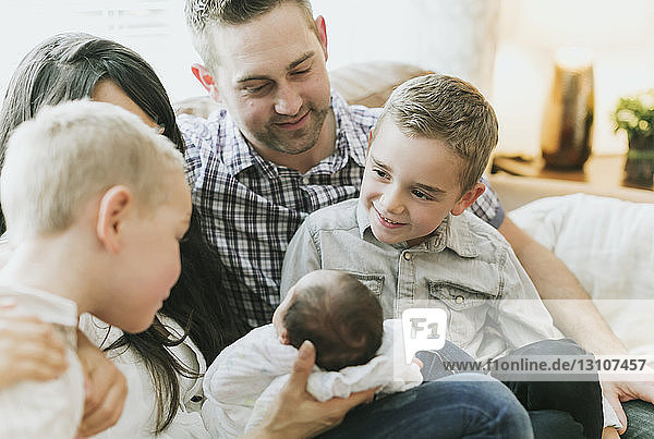 Junge Familie verbringt Zeit zu Hause mit einem neugeborenen Mädchen; Surrey  British Columbia  Kanada