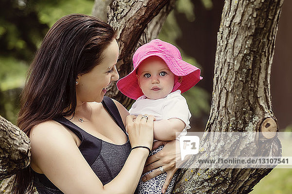 Eine junge Mutter verbringt im Sommer viel Zeit mit ihrer Tochter in einem Park; Edmonton,  Alberta,  Kanada