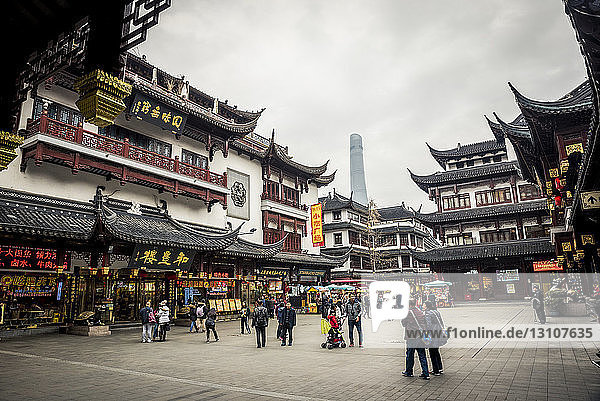 Touristen in der Nähe des Stadtgott-Tempels und des Yu-Gartens im ehemaligen Nanshi-Bezirk; Shanghai  China