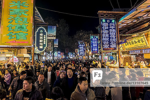 Gedränge auf dem berühmten Lebensmittelmarkt im muslimischen Viertel; Xian  Provinz Shaanxi  China