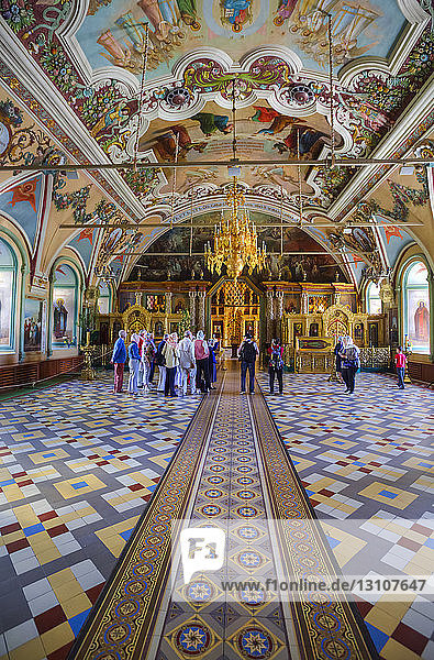 Touristen und Fresken  St. Serguis Kirche  Heilige Dreifaltigkeit St. Serguis Lawra; Sergiev Posad  Sergiyevo-Posadsky Bezirk  Moskau Oblast  Russland