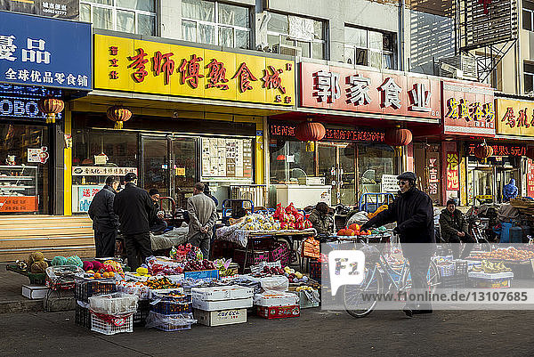 Frisches Obst zum Verkauf auf einem Straßenmarkt; Datong  China
