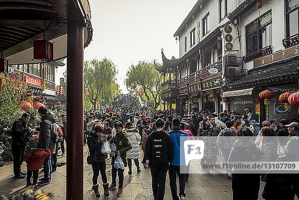 Menschenmassen in der Altstadt von Qibao  Bezirk Minhang; Shanghai  China