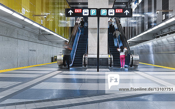 Innerer Zug bei der Abfahrt von der U-Bahn-Station Finch West auf der Yonge-University-Linie  Fahrgäste auf einer Rolltreppe; Toronto  Ontario  Kanada