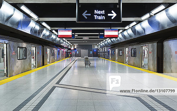 Innere Züge in der U-Bahn-Station Vaughan Metropolitan Centre auf der Yonge-University-Linie; Toronto  Ontario  Kanada