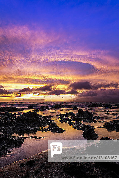 Blick auf den Sonnenuntergang an der Küste von Wailea; Wailea  Maui  Hawaii  Vereinigte Staaten von Amerika