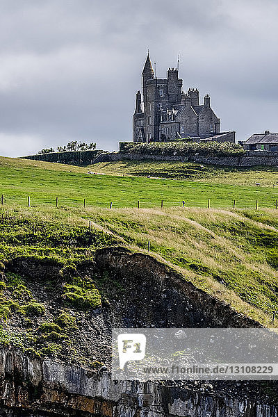 Classiebawn Castle ist ein für Viscount Palmerston erbautes Landhaus auf einem ehemals 10 000 Morgen großen Anwesen auf der Halbinsel Mullaghmore in der Nähe des Dorfes Cliffoney  Grafschaft Sligo  in der Republik Irland; Grange  Grafschaft Sligo  Irland