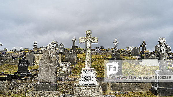 Verwitterte Grabsteine auf einem alten Friedhof; Kiltimagh  Grafschaft Mayo  Irland