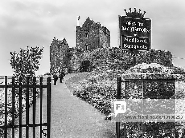 Dunguaire Castle  ein Turmhaus aus dem 16. Jahrhundert am südöstlichen Ufer der Galway Bay; Grafschaft Galway  Irland