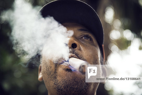 Niedrigwinkelansicht eines Zigarre rauchenden Mannes