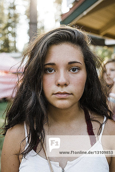 Nahaufnahme-Porträt eines Teenagers mit langen Haaren