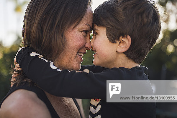 Nahaufnahme einer glücklichen Mutter und ihres Sohnes  die sich im Hof ansehen