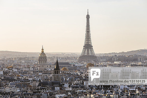 Eiffelturm in der Stadt gegen klaren Himmel bei Sonnenuntergang