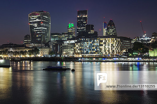Die Skyline von London und die Themse bei Nacht