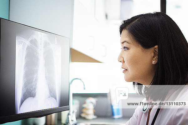 Ärztin untersucht Röntgenbilder am Computer in der Klinik