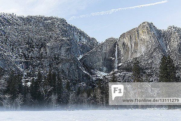 Landschaftliche Ansicht der Berge gegen den Himmel im Yosemite-Nationalpark im Winter