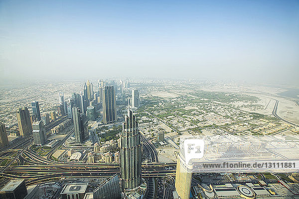 Luftaufnahme der Stadtlandschaft gegen den Himmel bei Nebelwetter von Burj Khalifa