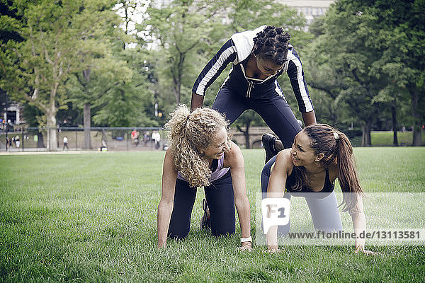 Freundinnen trainieren im Park