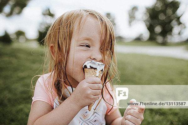 Nahaufnahme eines Mädchens beim Eisessen im Park