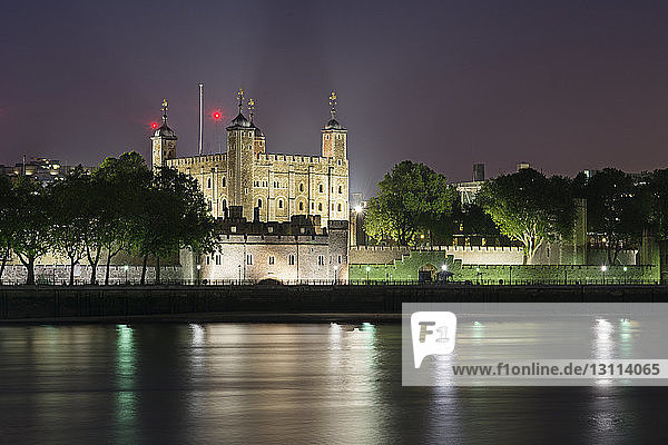 Tower of London bei Nacht am Fluss