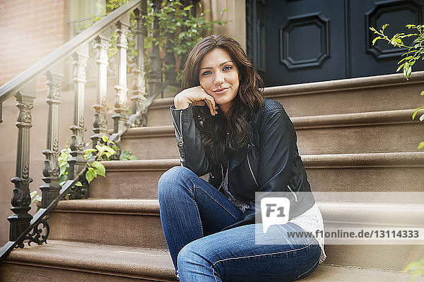 Porträt einer schönen Frau auf einer Treppe sitzend