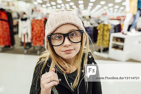 Porträt eines Mädchens im Einkaufszentrum stehend