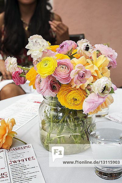 Blumenarrangement auf Restauranttisch