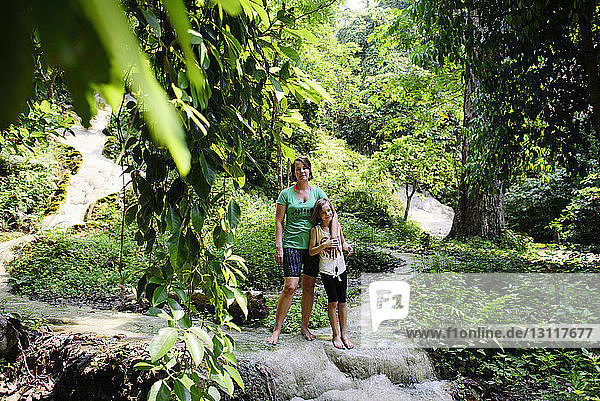 Mutter und Tochter stehen an den Bua-Thang-Wasserfällen