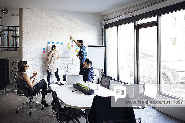 Kreative Menschen diskutieren und planen im Büro