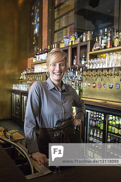 Porträt einer glücklichen Barkeeperin