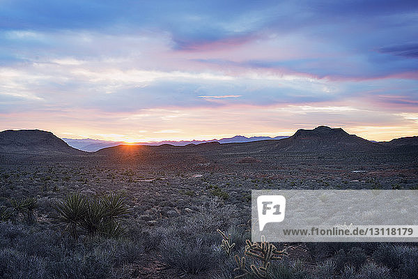 Blick auf das Naturschutzgebiet Red Rock Canyon National Conservation Area bei bewölktem Himmel