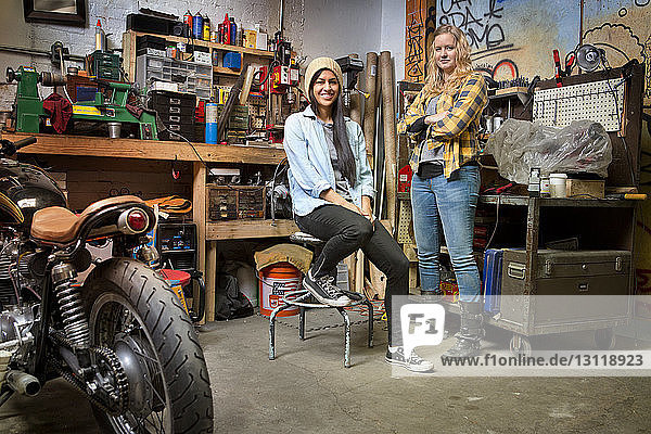 Porträt glücklicher Besitzerinnen in einer Autowerkstatt