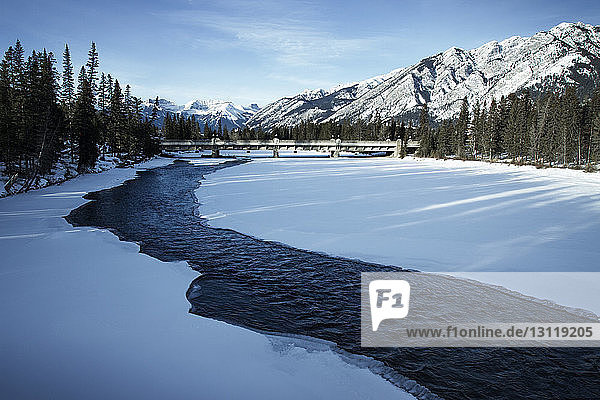 Fluss fließt im Winter im Banff-Nationalpark