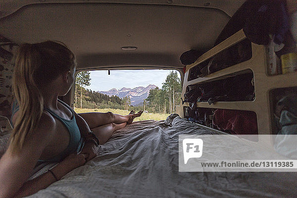 Frau entspannt sich im Geländewagen