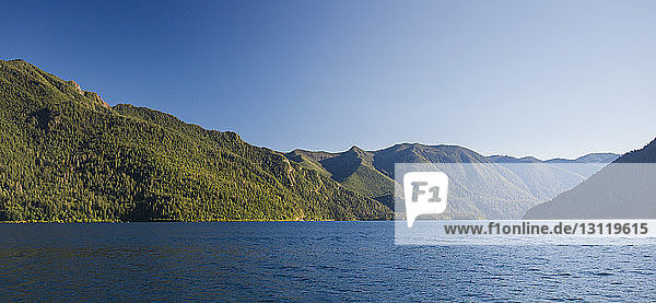 Panoramablick auf See und Berge bei strahlend blauem Himmel