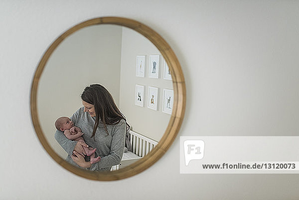 Mutter und Sohn reflektieren zu Hause am Spiegel
