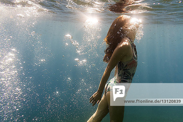 Junge Frau schwimmt im Meer