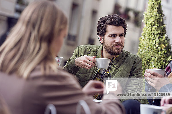 Freunde trinken Kaffee im Straßencafé