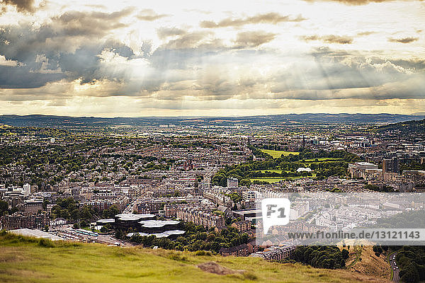Hochwinkelansicht von Edinburgh gegen bewölkten Himmel
