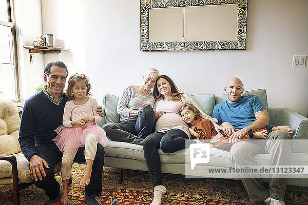 Porträt einer Familie  die sich zu Hause entspannt