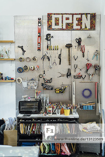 Verschiedene an der Wand montierte Werkzeuge im Kreativbüro